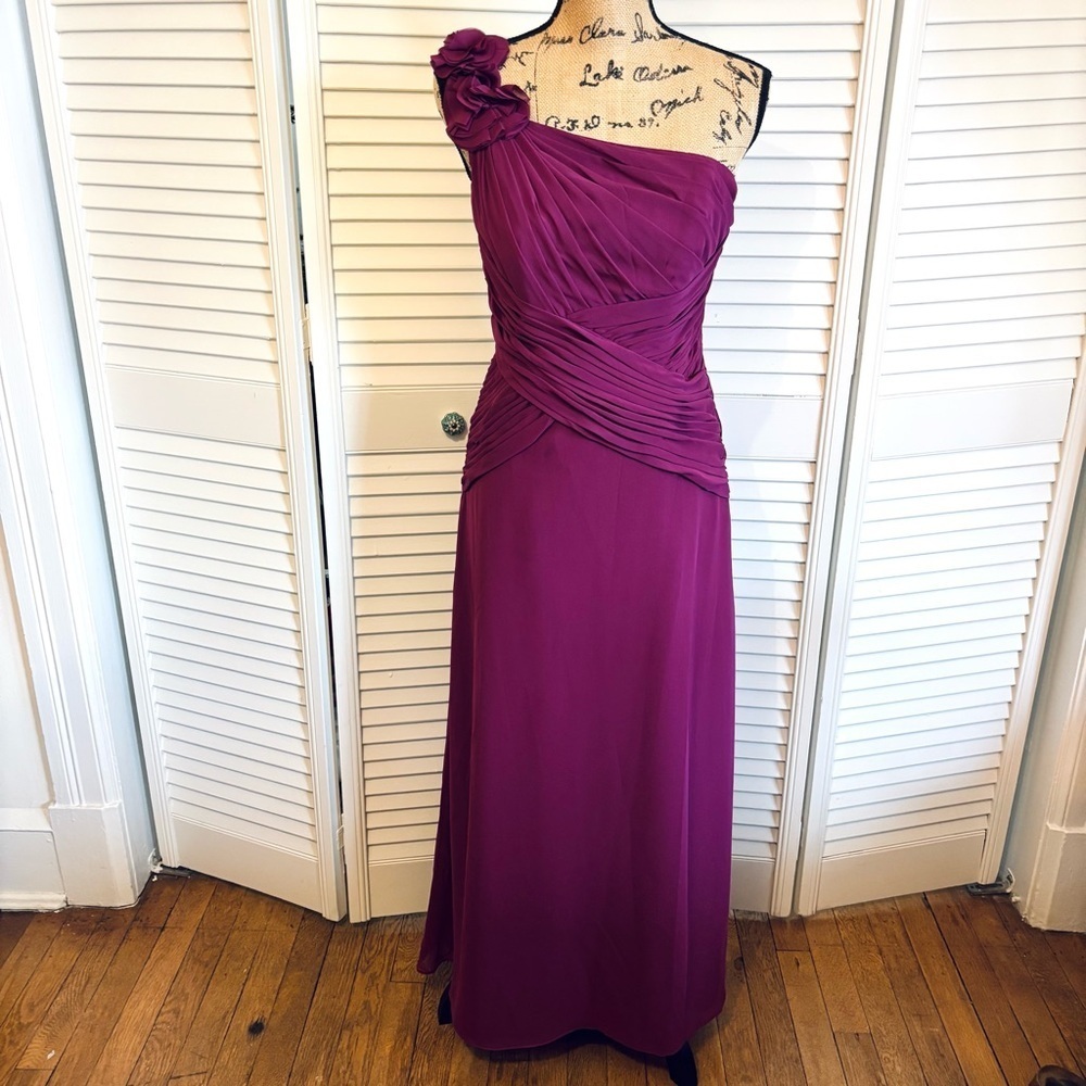 David’s Bridal Plum Purple One Shoulder Ruched Chiffon Maxi Formal Dress Size 6 - Picture 2 of 7